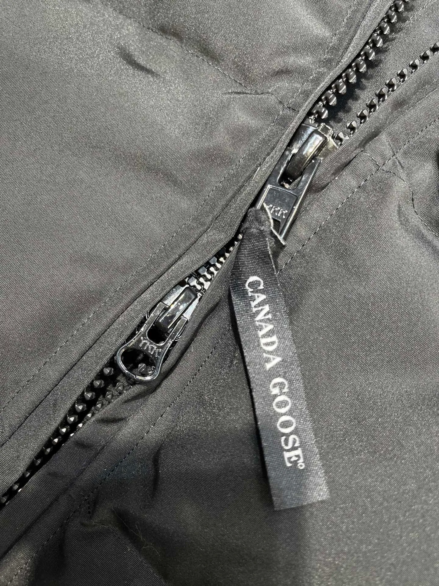 P860 Canada Goose Canada # Expedition04 Parker, a treasure of Canadian origin! Limited supply worldwide! Canada Goose Model 04 is a top-notch couple model, polar cold-proof outdoor series fur collar detachable hooded parka down jacket, the first Goose in 2024. I hope my partners like the top quality, and I hope everyone can evaluate it together! The most popular cool items of the Big Goose family in 2024 are online. The same popular product of Yi Yang Qianxi is said to be a joint limited edition Big Goose that cannot be bought in autumn and winter. If you dislike the sameness of the Big Goose in the past, then this model will definitely give you a different experience! This year's most powerful couple's collection for autumn and winter is online, a top-notch luxurious ready-to-wear style, paired with an outdoor warm down jacket with great style and charm! The most standard and classic items of the Daye family in the past two years are equipped with unique reflective stripes for embellishment, which further shows the high-end fashion performance effect. With the embellishment of hardware buckles, it has excellent performance effect. The upper body is clean, simple and elegant, even for urban leisure. It is suitable for various occasions. Designed with large pockets, this model has a large capacity and is equipped with reflective stripes, making it safer at night. It is suitable for various adventure activities. It is made of windproof and waterproof technical materials. The interior is filled with full white duck down, which is absolutely cold-proof and warm. It also has a stand-up collar design and fine fluff at the collar, with meticulous attention to detail! The charm of this model is also more spiritual, and the upper body has more temperament and specifications. It perfectly shows the ultra-high standard of fashionable performance of this model, integrating outdoor and life, and you can even create high-street wear! The most pinnacle limited-edition goose that we have presented so far, both in terms of design and detailed materials, it is completely outstanding. The grand and evergreen version design is matched with cool reflective elements. The overall appearance can be said to be quite high, and it has that kind of powerful outdoor performance! It combines high-end casual attributes with high-street style. It is high-grade, domineering, warm, and beautiful. The visibility of the upper body is quite strong, and the configuration of the owl element is highly brand-recognizable. It fully complements the overall brand performance and visual effects, and also has the high-end sense of fashion and fashionable performance. It is a must-buy product because it is the most awesome down brand on the planet and one of Canada's three national treasure brands. It is also a sentimental down luxury brand. In the field of polar cold-proof clothing, Goose has made an irreplaceable contribution... Size: xs s m l xl